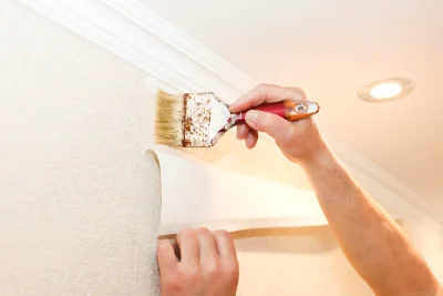 Pose de papier peint à la Chaise — revêtements muraux et toiles de verre